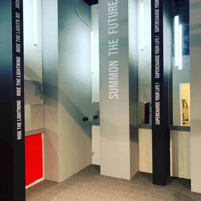 Автосалон Tesla в Москве